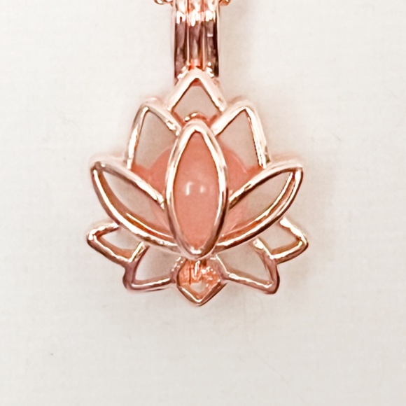 Rose Quartz Lotus Flower Necklace (Gold color) - Picture 2 of 8